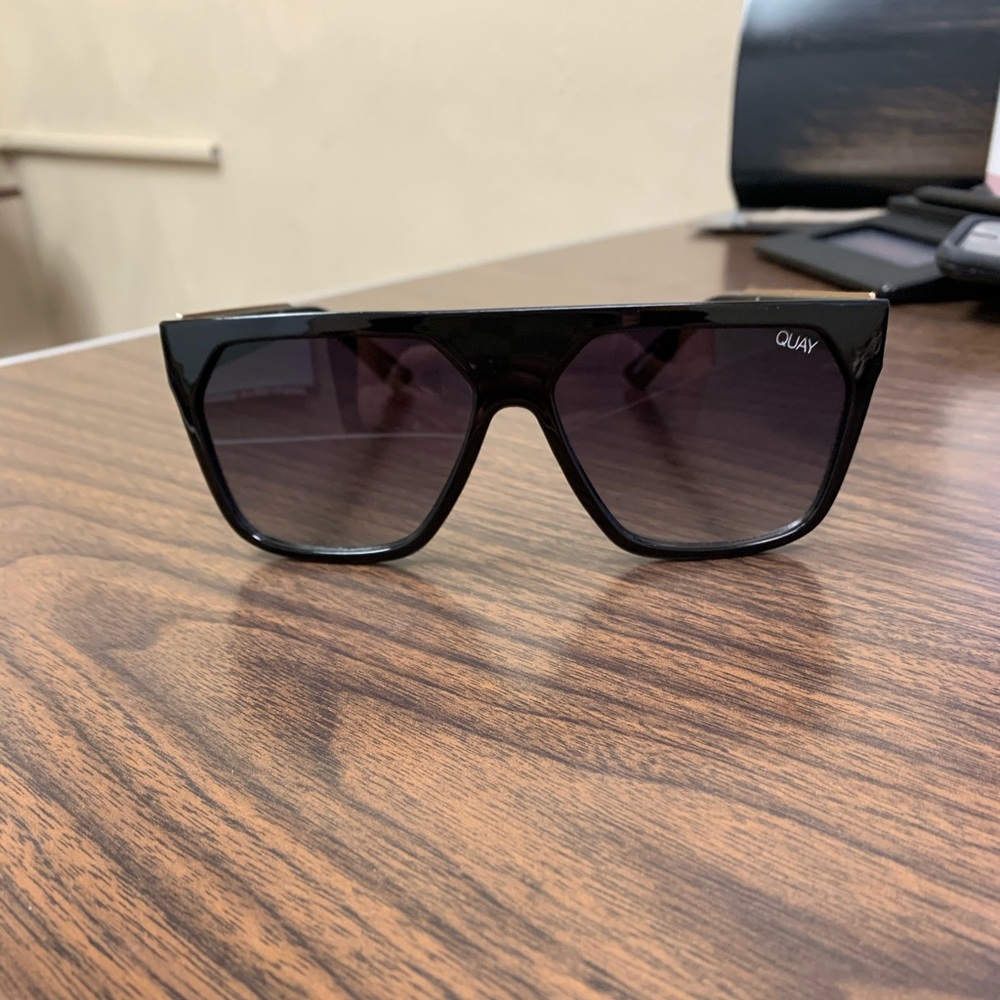 Quay Sunnies with case